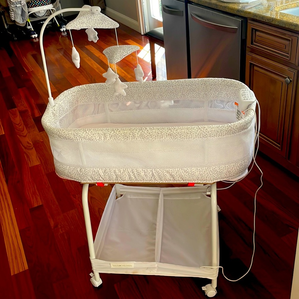Delta bassinet with motion